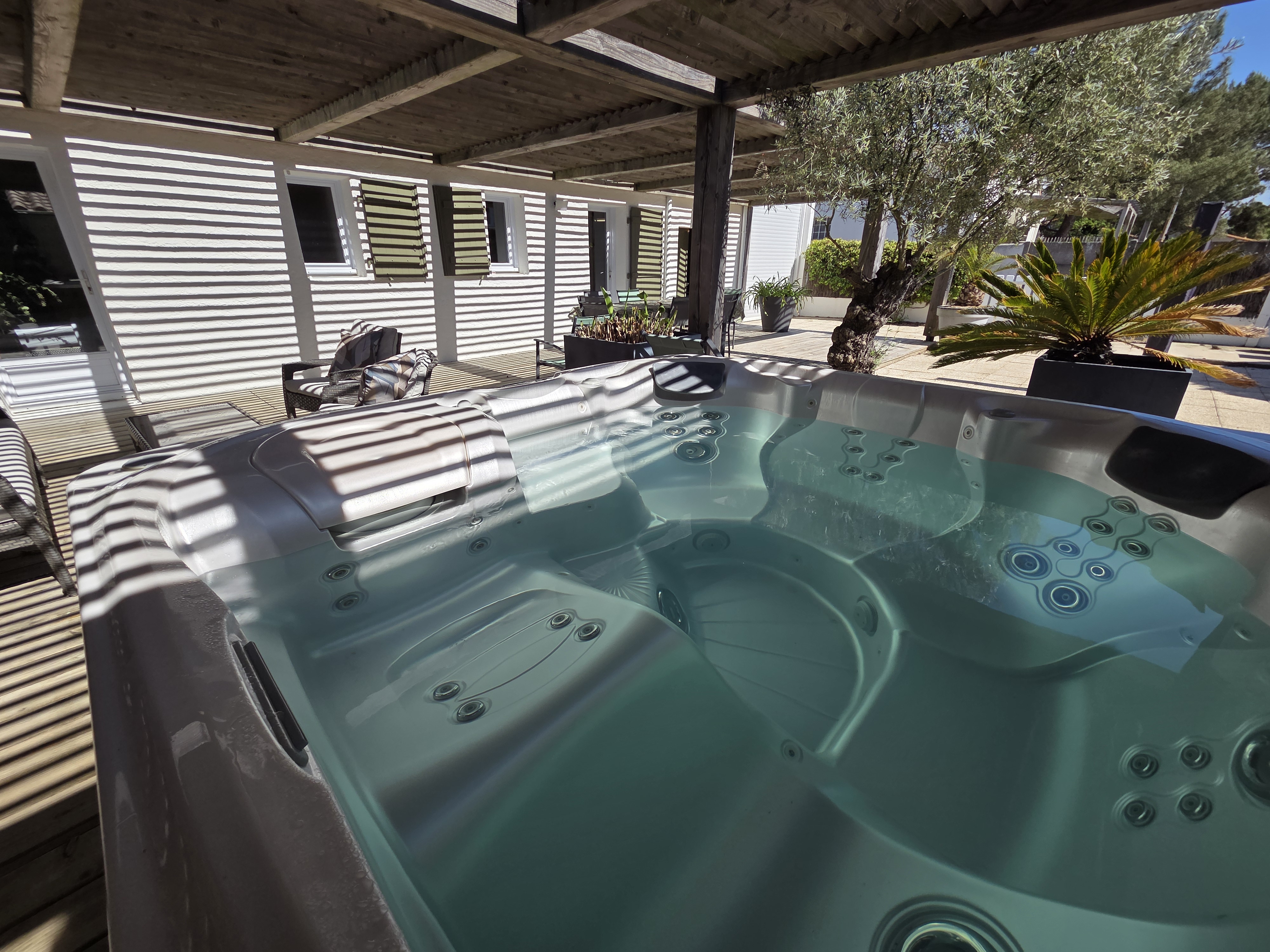 VILLA IDEALE POUR LES VACANCES AVEC TERRASSE ET SPA